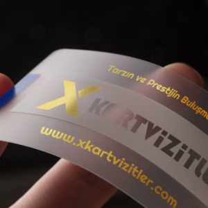 Şeffaf Kartvizit – Altın Yaldızlı 700 Mikron Oval Kesim ve Modern Tasarım
