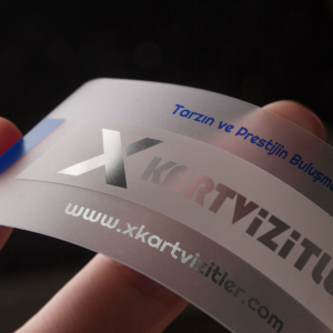 Şeffaf Kartvizit – Gümüş Yaldızlı 700 Mikron Oval Kesim ve Modern Tasarım